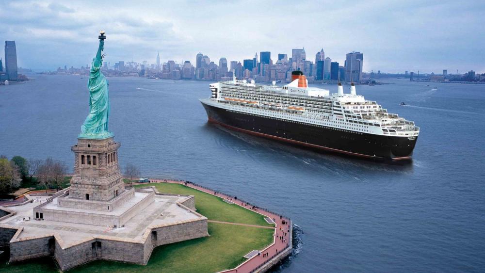 Statue of Liberty and Manhattan Skyline wallpaper