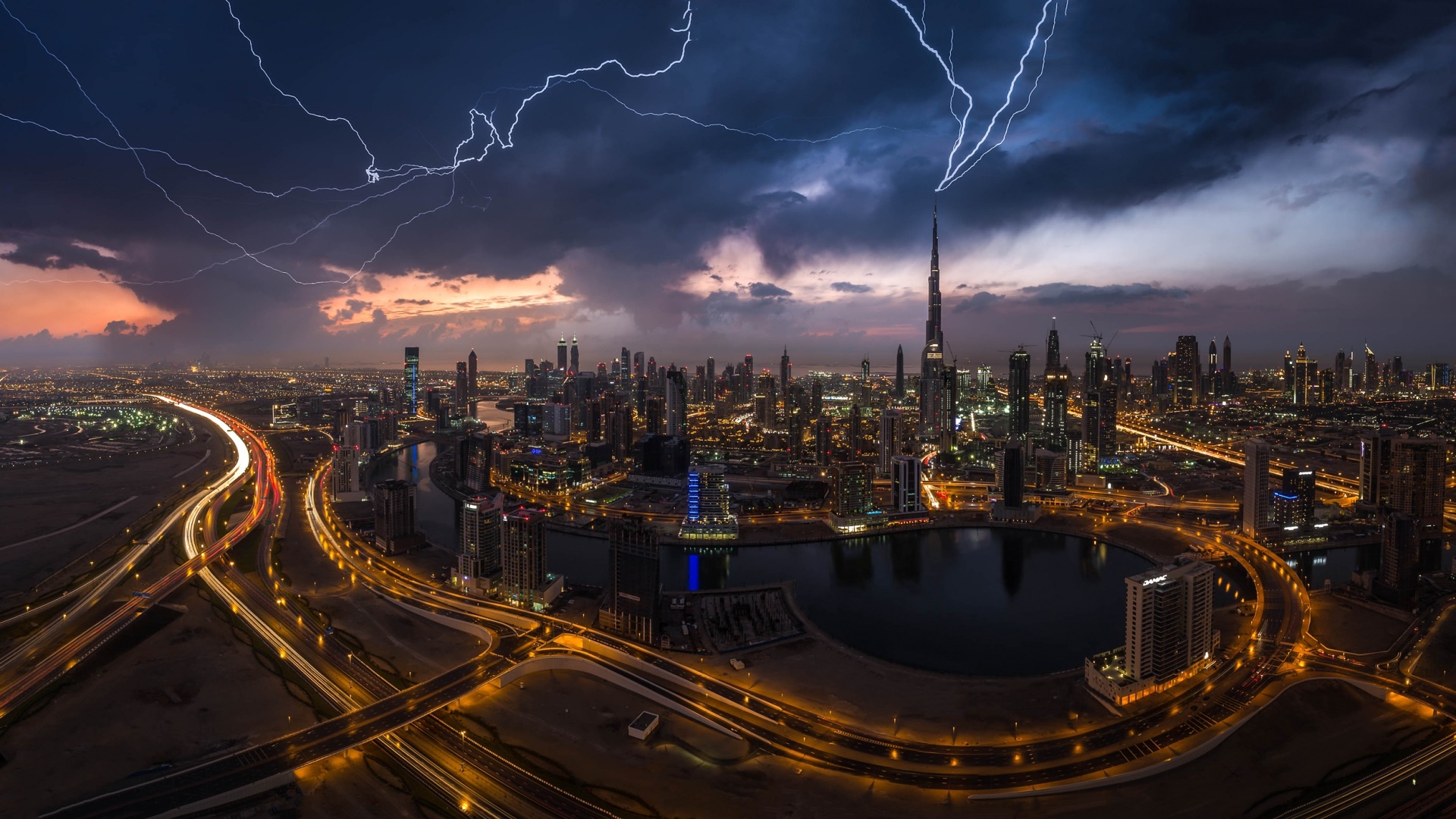 Thunderstorm in Dubai backiee