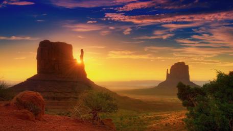 Monument Valley, West and East Mitten Buttes wallpaper