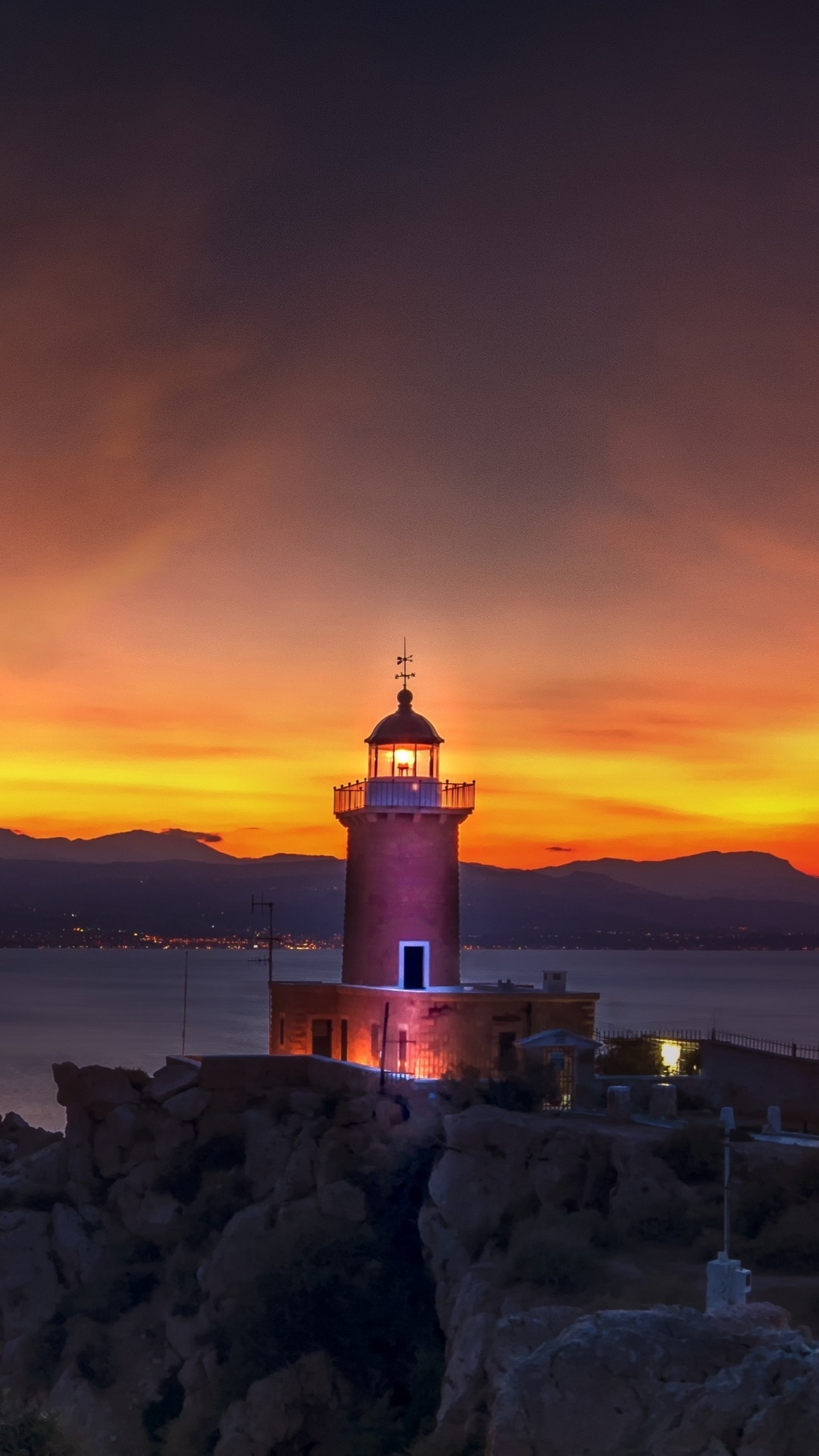 Akrotiri lighthouse - backiee